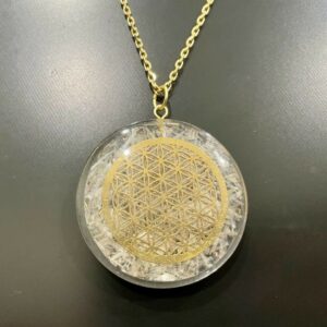 orgonite et pierre de citrine avec fleur de vie chaine acier doré
