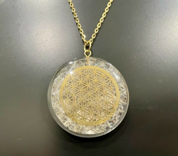 orgonite et pierre de citrine avec fleur de vie chaine acier doré