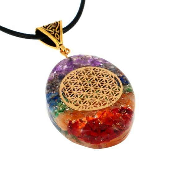 Collier sur cordon avec son palet en orgonite fleur de vie et 7 chakras